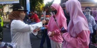 Peringati Hari Anti Narkoba, P4GN Lamongan Bagikan Bunga dan Masker