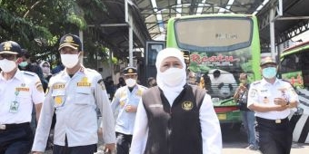 Tinjau Terminal Purabaya Jelang Nataru, Gubernur Khofifah Apresiasi Langkah Polri Tes Urine Awak Bus
