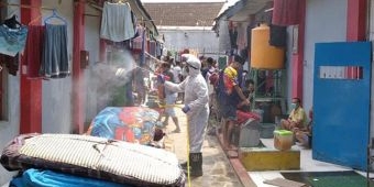 Cegah Sebaran Virus Corona, ​PMI Semprotkan Cairan Disinfektan ke Lapas Jember