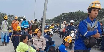 Bikin Macet, Warga Hadang dan Sweeping Bus Pekerja Smelter Freeport di Gresik