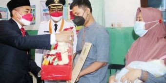 Gus Ipul Serahkan Akta Kelahiran Bayi yang Lahir Tepat di HUT ke-76 Kemerdekaan RI