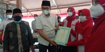 Bupati Bangkalan Serahkan Sertifikat Halal Bagi Pelaku UMKM