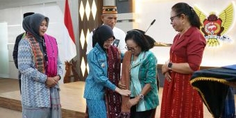 Sambut Studi Tiru dari NTT, Wali Kota Kediri Perkenalkan Pengembangan Tenun Ikat Bandar Kidul