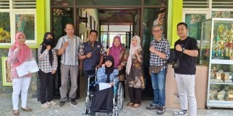 Dinsos Jatim Serahkan Bantuan Kursi Roda untuk Siswa Disabilitas SMAN 2 Kota Batu