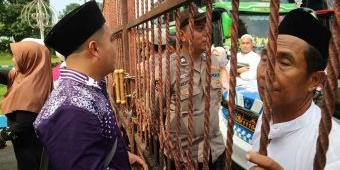 Isak Tangis Warnai Pemberangkatan Calon Jamaah Haji dari Jombang
