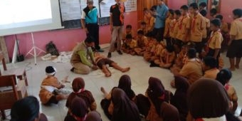 FPRB Kediri Latih Murid SDN Jabon Penanganan Korban Bencana