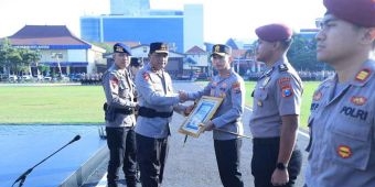 Kapolda Jatim Beri Penghargaan untuk 73 Personel Berprestasi