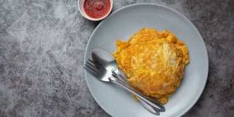 Rahasia Pedagang Nasi Goreng Bikin Telur Dadar yang Teksturnya Cakep