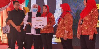 Gubernur Khofifah Salurkan BLT DBHCHT Rp2,5 Miliar untuk 2.508 Buruh Linting Sampoerna Rungkut II