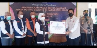 Tinjau Langsung Korban Bencana Angin Puting Beliung di Madiun, Khofifah Serahkan Bantuan Uang Rp 1 M