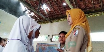 Sekolahan SDN di Bojonegoro Ini Rusak, Atapnya Jebol hingga Siswanya Pakai Sandal