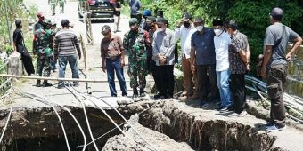 Tinjau Jembatan di Dawarblandong yang Ambles, Gus Barra Minta DPUPR Lakukan Penanganan Darurat