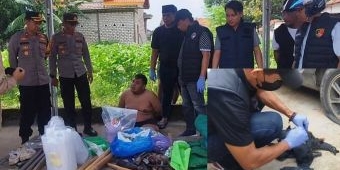 Gerebek Rumah Bandar Narkoba, Polres Pamekasan Temukan 1 Airsoft Gun Dalam Tas