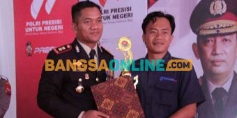 Hari Bhayangkara ke-77, Wartawan di Sampang ini Menangkan Lomba Artikel Feature