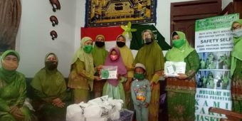 ​Cegah Covid-19, PAC Muslimat NU Pesantren Kota Kediri Bagikan 1.000 Masker