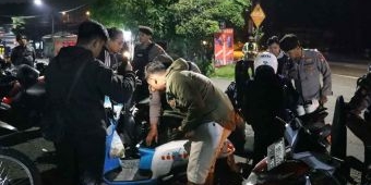 Antisipasi Premanisme, Polres Mojokerto Kota Gelar Razia Sajam dan Senpi