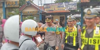 Kapolres Pasuruan Bagi-Bagi Takjil dan Sembako