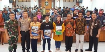Gubernur Khofifah Serahkan Bantuan Dampak Perselisihan Supporter di Blitar