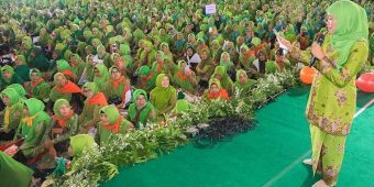 Khofifah Tegaskan Peran Ibu Jaga Ketahanan Bangsa di HUT ke-80 Muslimat NU