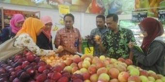 Sidak Toko Buah, Dinkes Bojonegoro Temukan Apel Impor Berbakteri
