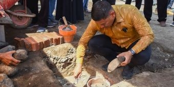 Wali Kota Kediri Letakkan Batu Pertama Pembangunan Pengembangan Kios Buah dan Sayur Pasar Grosir