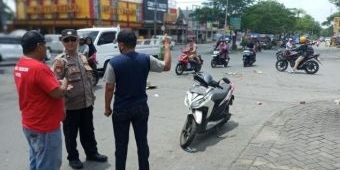 Adu Banteng Pemotor Berboncengan di Simpang Empat KBD Gresik, 1 Tewas