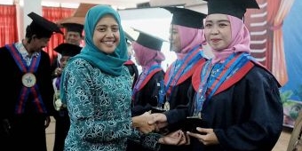 Bunda Fey Mewisuda Lulusan Selantang dan SOTH 2023
