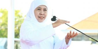 Gubernur Khofifah Pimpin Aksi Bersih Pantai Tambak Wedi Surabaya