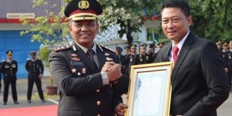 Kasatnarkoba Polres Tuban Raih Penghargaan Pencapaian Ungkap Kasus Tertinggi Polda Jatim