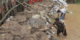 Tanggul Jebol, Banjir Terjang Perkampungan Desa Mojoagung Nganjuk