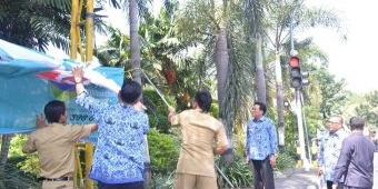 Bupati Sambari Turun Langsung Tertibkan Reklame Liar