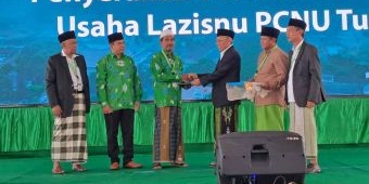 Konfercab VII PCNU Tuban, LWPNU Serahkan Sertifikat Wakaf kepada Pengurus MWC