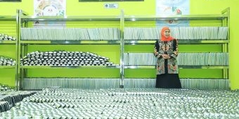 Gubernur Khofifah Tinjau Distribusi Tambahan Peralatan MBG di SPPG Ponpes Al Anwar Bangkalan