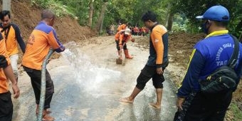 Longsor Tutup Jalan di Desa Kertagenah Daya Pamekasan