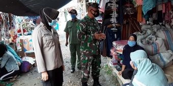 Tekan Penyebaran Covid-19, Koramil 0802/06 Sukorejo Sosialisasi Prokes dan Bagi-bagi Masker