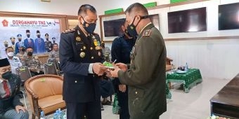 HUT TNI ke-76, Kapolres Pamekasan Bersama Pasukan Datangi Makodim 0826/Pamekasan