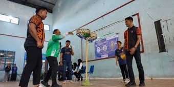Mahasiswa Malaysia Belajar Permainan Tradisional di UNP Kediri