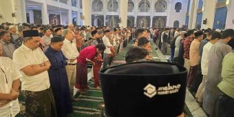 tarawih-perdana-jemaah-masjid-al-akbar-surabaya-penuh-mengakomodasi-nu-muhammadiyah