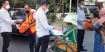 Pantau Dampak PPKM Darurat, Bupati Yuhronur Bagikan Beras dan Uang pada Tukang Becak dan Parkir