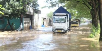 Curah Hujan Tinggi, Tanggul Sungai Konto Jebol, Jalur Kediri-Jombang Terendam Banjir