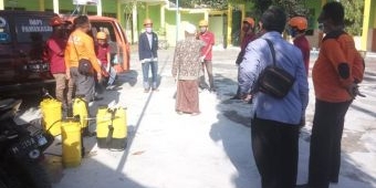 FRPB, Rapi, serta Mahasiswa Unira Lakukan Penyemprotan Disinkfektan dan Sosialisasi New Normal