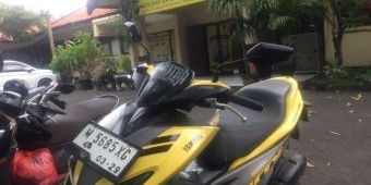 Aerox Kuning Plat M Ditinggal Pemiliknya di Tepi Jalan, Warga Karang Menjangan Curiga