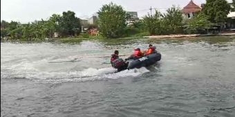 Hari ke-2 Pencarian Balita Tenggelam di Sungai Rolak Surabaya, Petugas Sisir Area Eceng Gondok