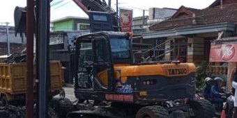 Upaya Normalisasi Kali Jowo, DPUPR Kota Batu Terjunkan Alat Berat