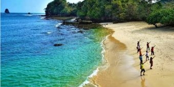 Tiket Masuk dan Aktivitas Seru Pantai Tiga Warna Malang Bulan ini 