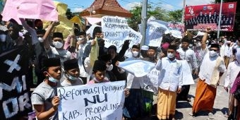 Dukung KPK Bongkar Korupsi Dinasti Tantri-Hasan, Ribuan Santri Probolinggo Turun ke Jalan