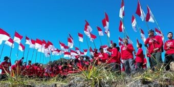 Kibarkan 77 Bendera Merah Putih di Puncak Arjuno, Tim Ekspedisi 77 Diapresiasi Gubernur Khofifah