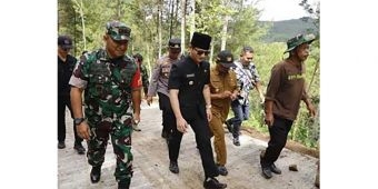Tinjau Proyek TMMD, Bupati Arifin: Sangat Membantu Kabupaten Trenggalek