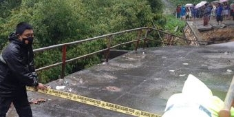 Jembatan Antardesa di Blitar Roboh, Akses Jalan Terputus