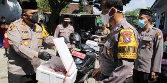 Bagikan Hewan Kurban Door to Door, Kapolres Kediri Kota Ajak Masyarakat Tekan Penyebaran Covid-19